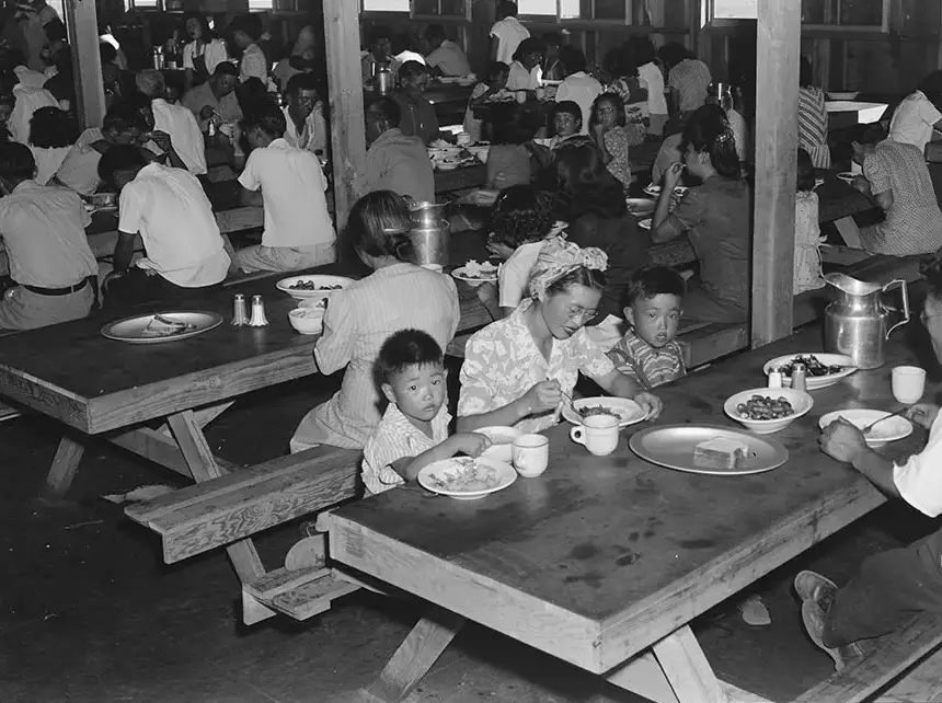 41. 16 giugno 1942 — San Bruno California. Ora di cena nel centro di detenzione