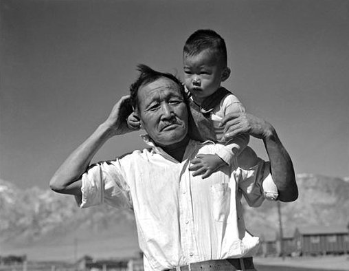 42.Un nonno e un nipote americano giapponese nel centro di detenzione di Manzanar 1942