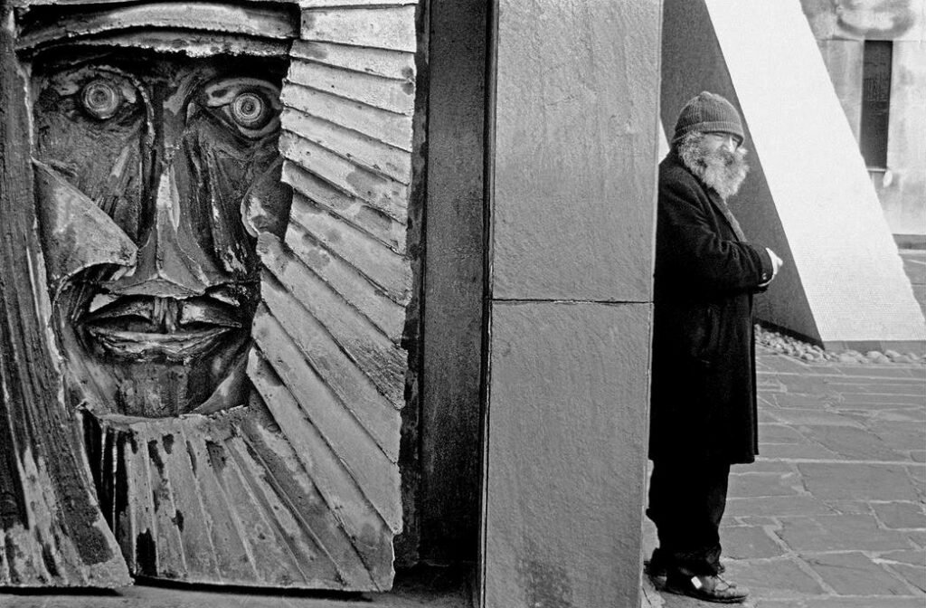 43.Vagabondo fuori dalla cattedrale di Liverpool. Liverpool Inghilterra. 1984