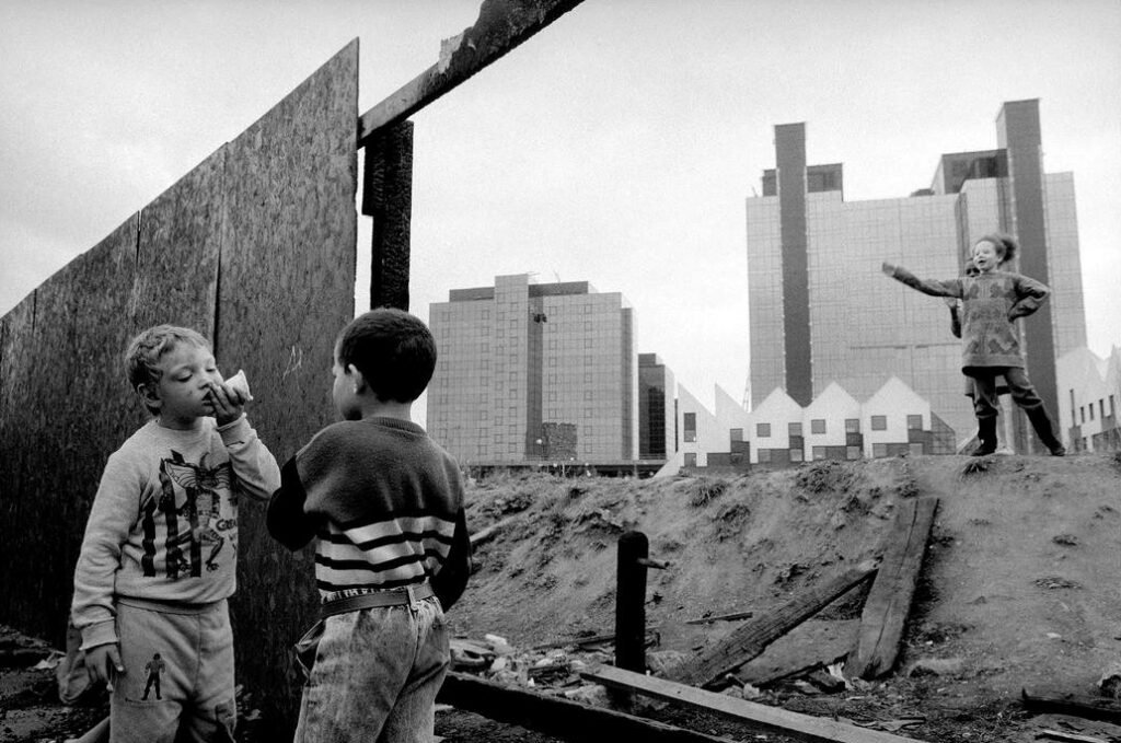 44.Bambini che giocano su un terreno deserto nei Docklands. Londra Inghilterra. 1992