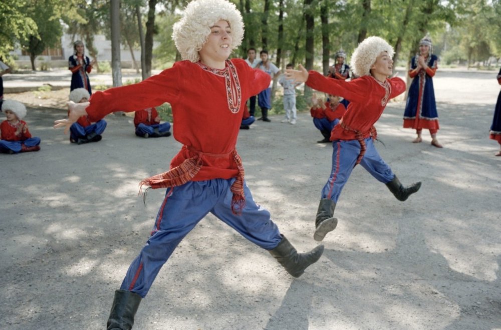 46.Bambini in costume tradizionale turkmeno. Turkmenistan 1996