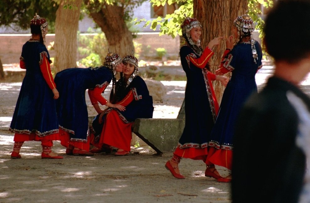 47.Ragazze in costume tradizionale turkmeno. Ashkhabad Turkmenistan 1996