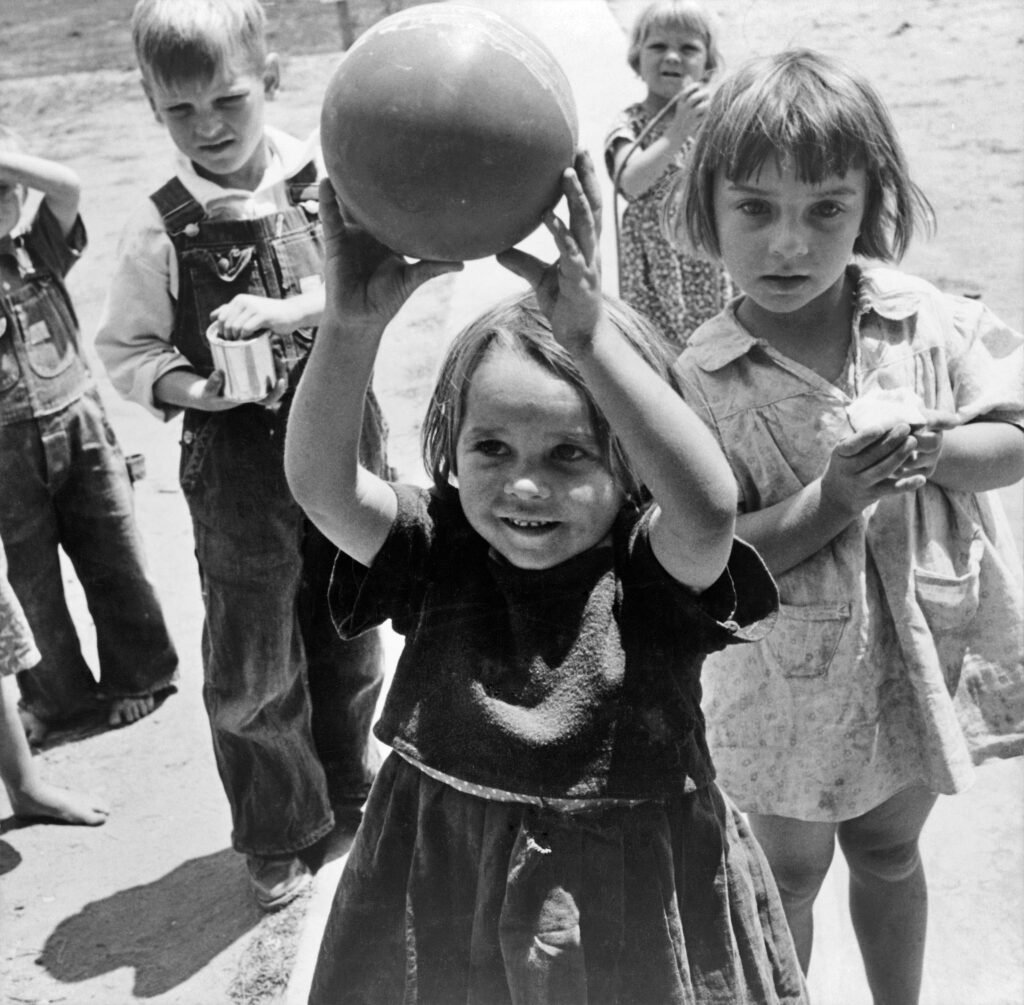 47a.Bambini migranti giocano allasilo nido in un campo della FSA. California1939