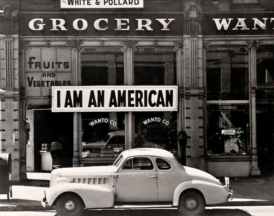 48.Un grande cartello con la scritta Sono un Americano.Oakland California1942
