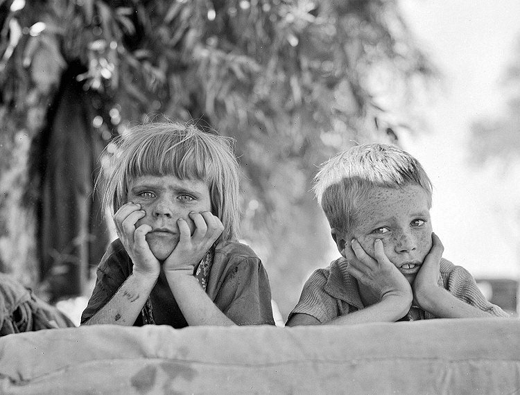49.Bambini rifugiati fuggiti dalla siccita accampati in un campo migranti in Oklahoma 1936