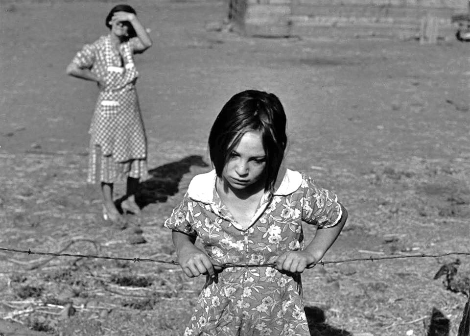 50.Bambina di una fattoria colpita dalla siccita California 1937 circa
