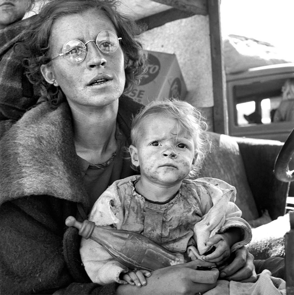 52.Madre migrante vive in macchina con il suo bambino 1936 circa