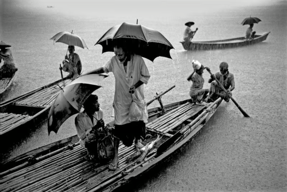 54.Bangladesh Sylhet villaggio di Itna. Barche di legno trasportano le persone da una parte allaltra