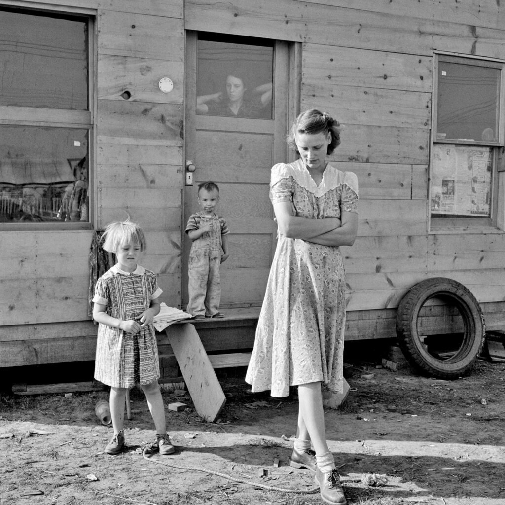 54.Una madre con i suoi figli piccoli vive in una casa mobile di legno. 1930s