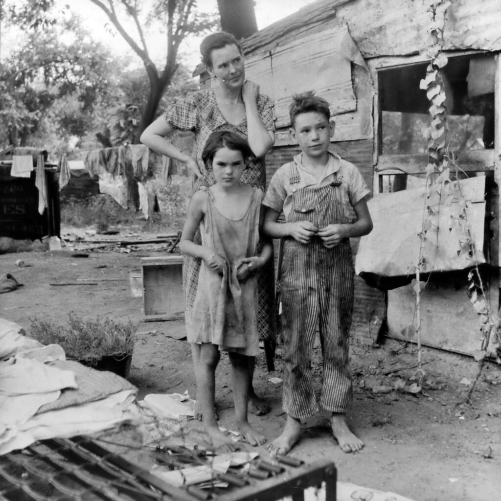 55.Una madre con i suoi bambini vivono in condizioni di estrema poverta. California 1936