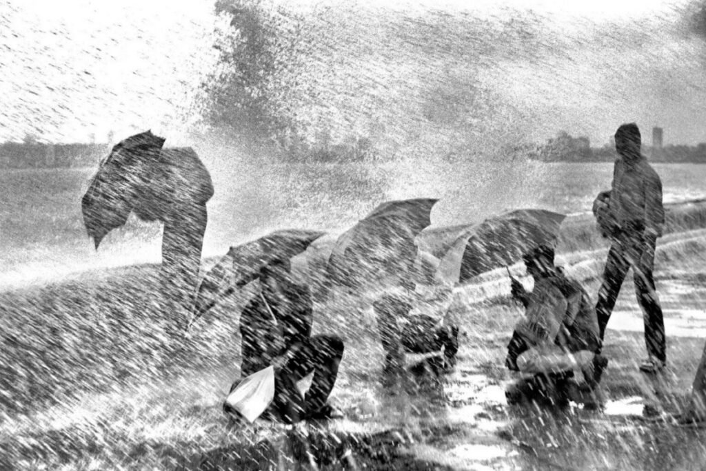 56.India Bombay. Piovono le prime piogge monsoniche 2