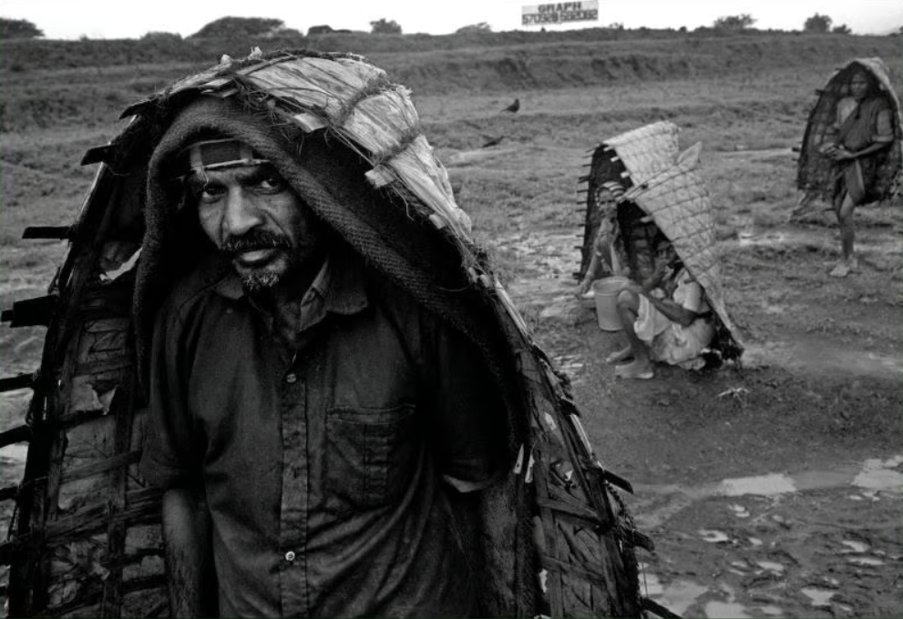 57.India Maharashtra vicino a Lonavia. I braccianti agricoli si riparano dalle piogge monsoniche