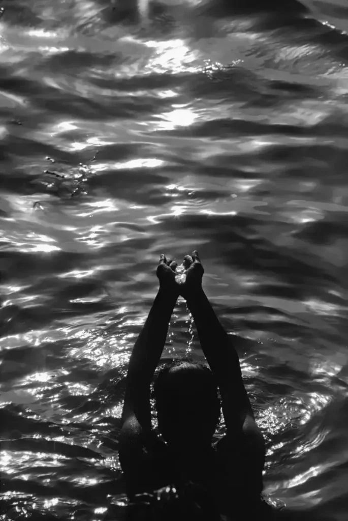 59.India . Uttar Pradesh. Varanasi Benares. Un uomo indu prega allalba nel sacro fiume Gange