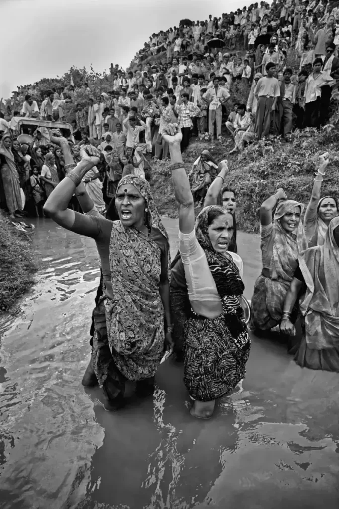 60.India . Madhya Pradesh. Pathrad. Le donne mostrano il loro sostegno al movimento Rally in the Valley 1 1