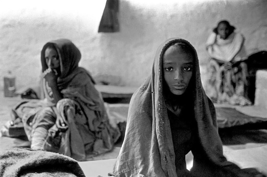 61.Rifugiati in attesa di una distribuzione di cibo. Etiopia. 1987
