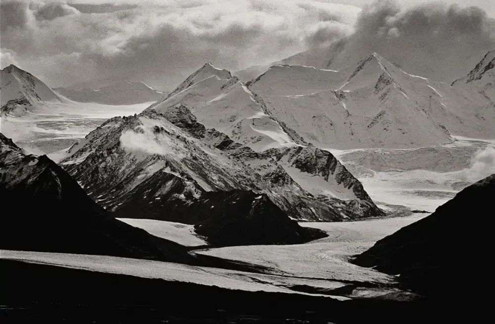 65Il ghiacciaio Nelchina nei monti Chugach sulla Glenn Highway Alaska