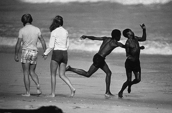 9.Sudafricani neri su una spiaggia legalmente riservata ai bianchi 1984