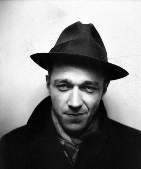 15. Walker Evans – Il fotografo dallo sguardo discreto tra realtà e poesia 1 1. Il fotografo Walker Evans nel 1929 1