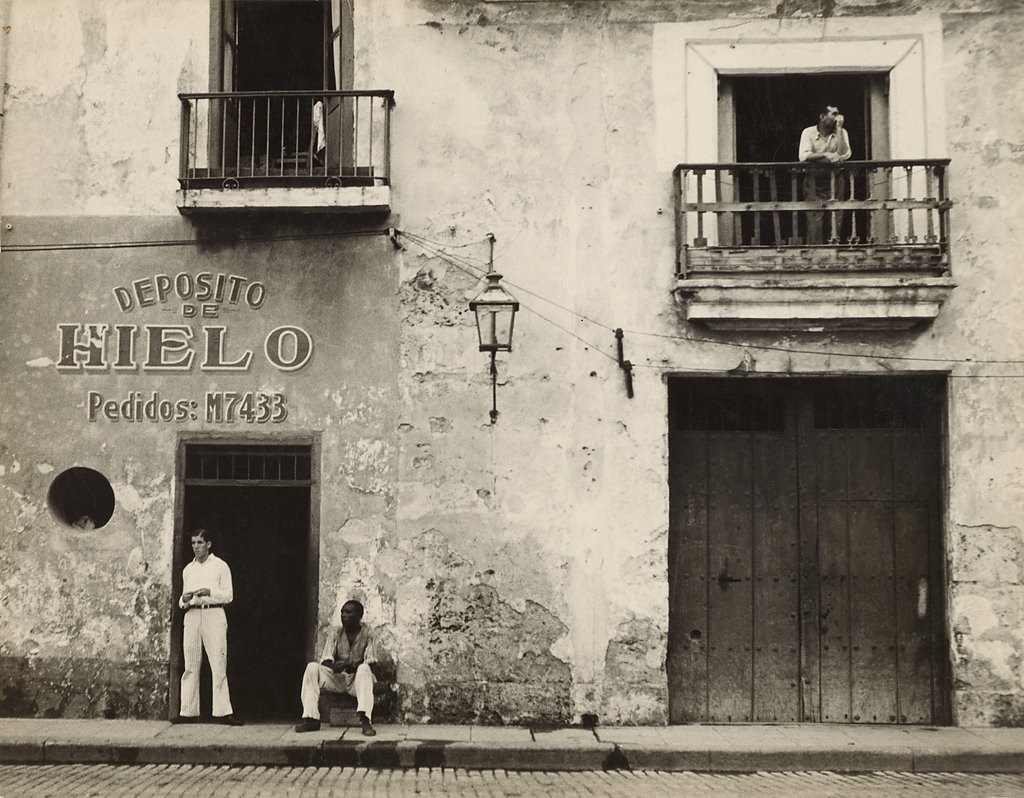15. Walker Evans – Il fotografo dallo sguardo discreto tra realtà e poesia 11 11.Old Havana Housefronts 1933 by Walker Evans