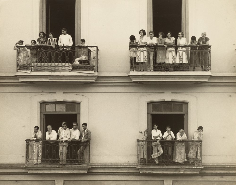 15. Walker Evans – Il fotografo dallo sguardo discreto tra realtà e poesia 12 12.Balcony Spectators cuba 1933 by Walker Evans