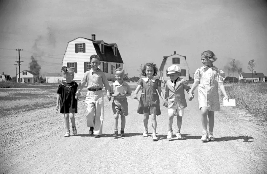 15. Walker Evans – Il fotografo dallo sguardo discreto tra realtà e poesia 18 18. Homestead children coming home from school Indiana 1936 by Walker Evans