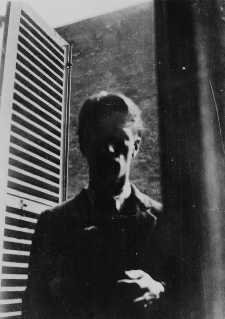 15. Walker Evans – Il fotografo dallo sguardo discreto tra realtà e poesia 2 2.Autoritratto di Walker Evans a Parigi nel 1926