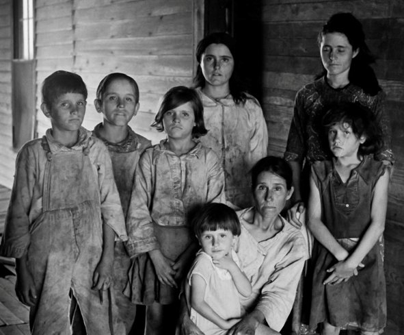 15. Walker Evans – Il fotografo dallo sguardo discreto tra realtà e poesia 23 23.family Hale County Alabama. Sharecroppers 1936 by Walker Evans