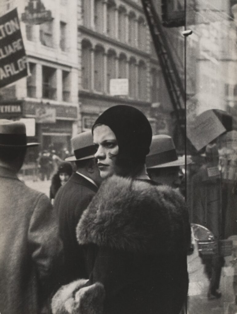 15. Walker Evans – Il fotografo dallo sguardo discreto tra realtà e poesia 3 3. Ragazza in Fulton Street 1929 by Walker Evans