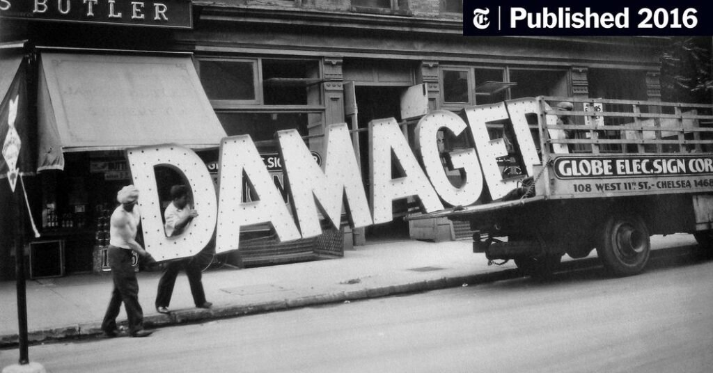 15. Walker Evans – Il fotografo dallo sguardo discreto tra realtà e poesia 38 38.Truck and Sign 1928c by Walker Evans