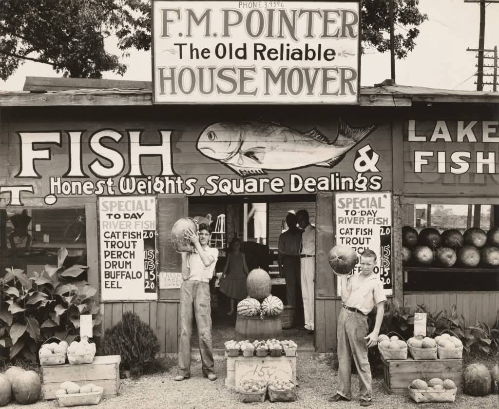 15. Walker Evans – Il fotografo dallo sguardo discreto tra realtà e poesia 39 39.Fish ok Roadside stand near Birmingham Alabama by Walker Evans