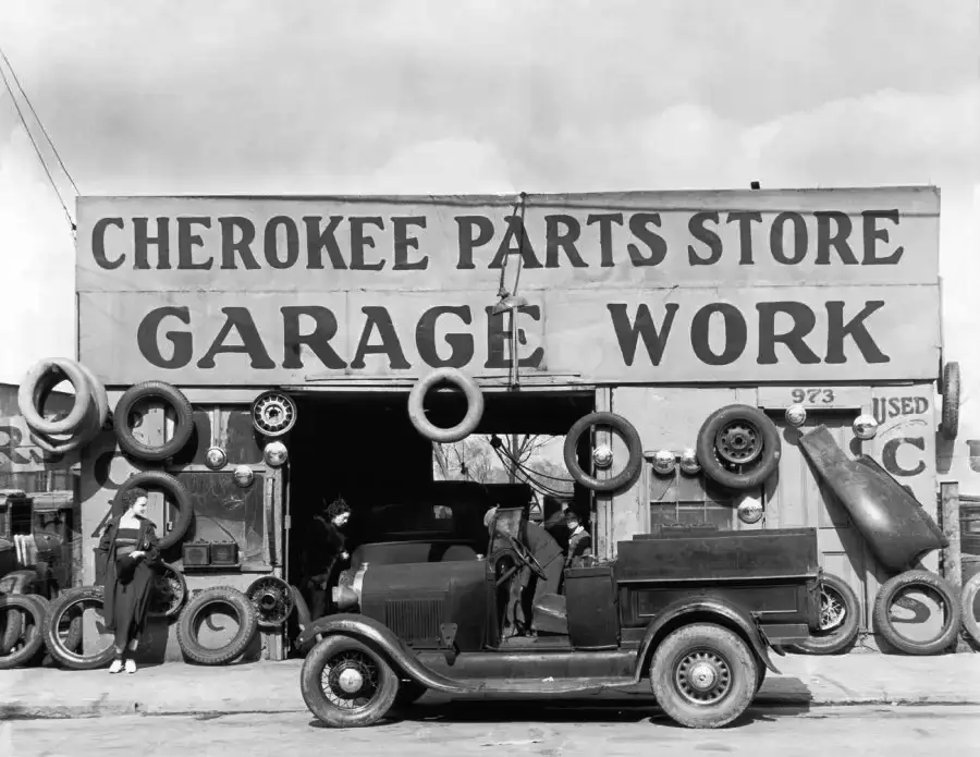 15. Walker Evans – Il fotografo dallo sguardo discreto tra realtà e poesia 40 40.Auto Parts Shop Atalanta Georgia 1936 by Walker Evans