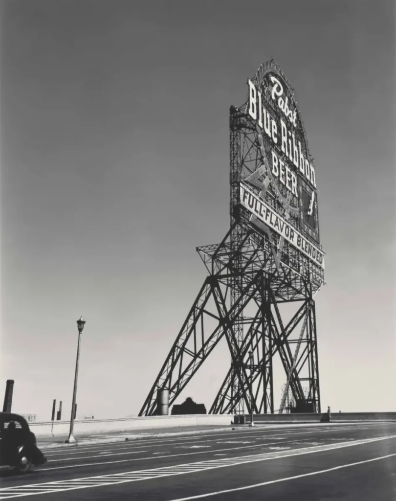 15. Walker Evans – Il fotografo dallo sguardo discreto tra realtà e poesia 41 41.Pabst Blue Ribbon Sign by Walker Evans