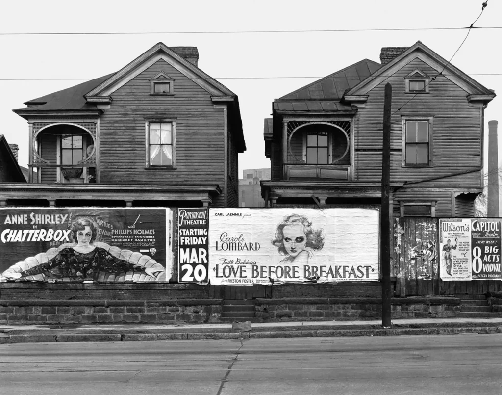 15. Walker Evans – Il fotografo dallo sguardo discreto tra realtà e poesia 43 43.Houses and Billboards in Atlanta Georgia 1936 by Walker Evans
