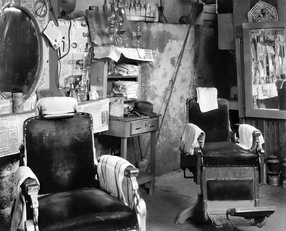 15. Walker Evans – Il fotografo dallo sguardo discreto tra realtà e poesia 45 45.Interno di bottega di barbiere per gente di colore Atlanta 1936 by Walker Evans