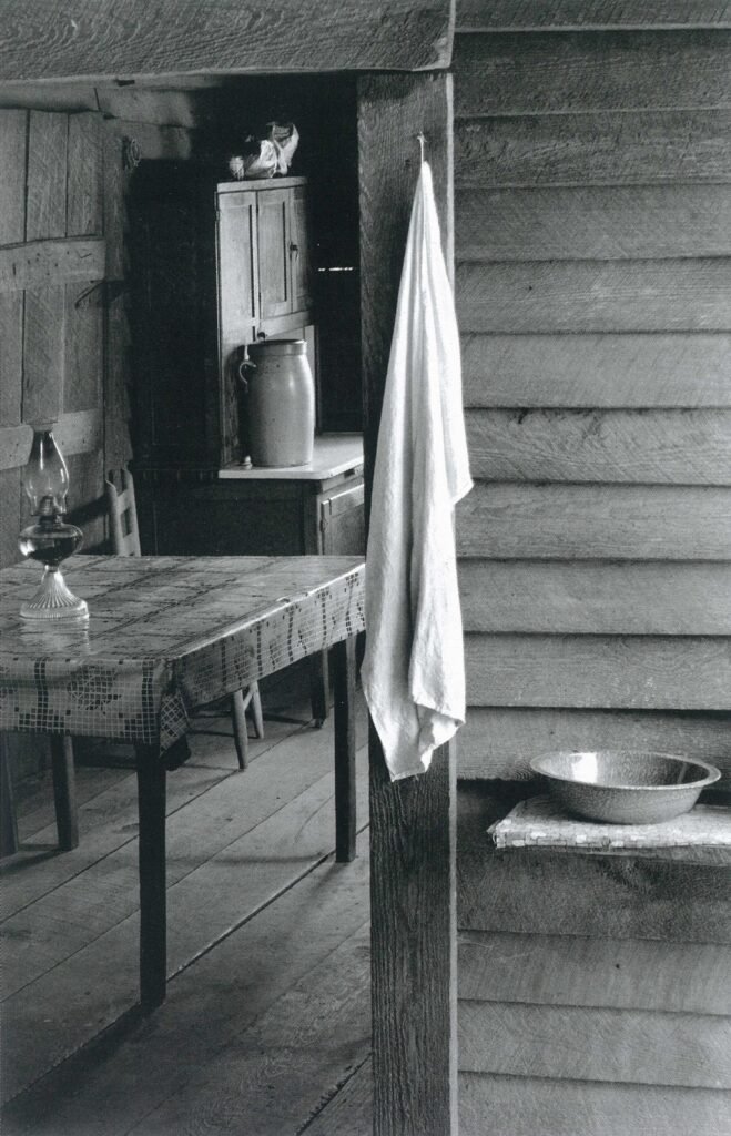 15. Walker Evans – Il fotografo dallo sguardo discreto tra realtà e poesia 46 46.Cucina di casa colonica Alabama1936 by Walker Evans