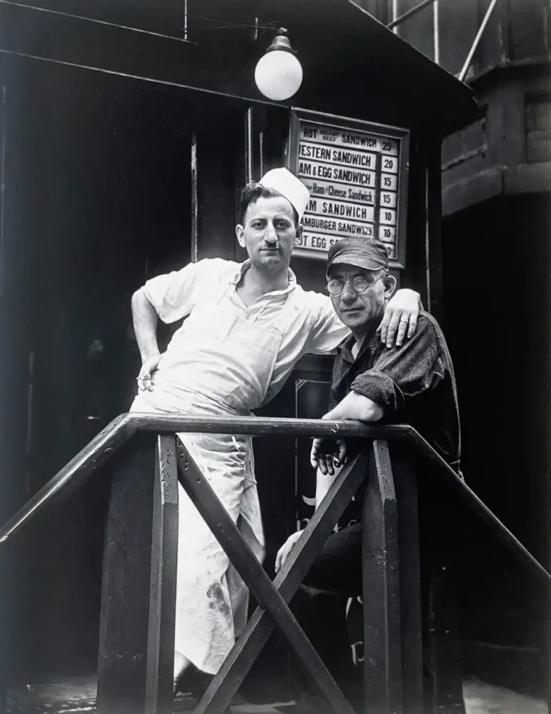15. Walker Evans – Il fotografo dallo sguardo discreto tra realtà e poesia 5 5.Lunchroom Buddies New York City 1931 by Walker Evans