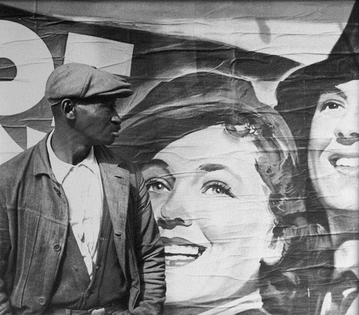 15. Walker Evans – Il fotografo dallo sguardo discreto tra realtà e poesia 55 55.Black man movie poster New Orleans by Walker Evans