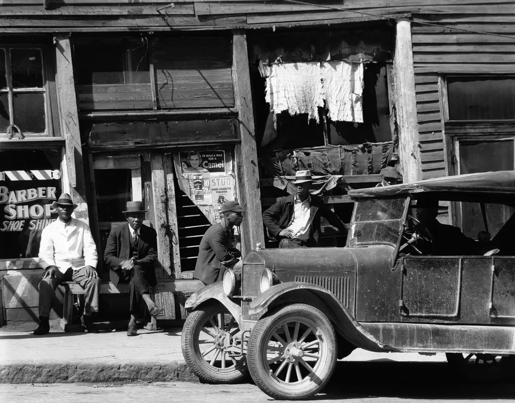 15. Walker Evans – Il fotografo dallo sguardo discreto tra realtà e poesia 56 56.Street scene Vicksburg Mississippi by Walker Evans