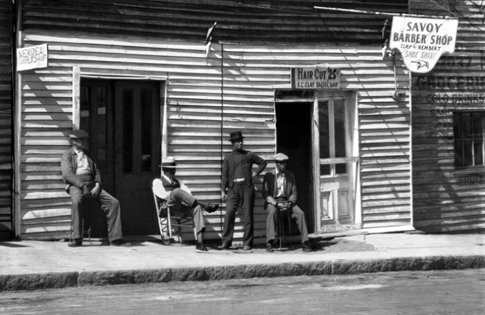 15. Walker Evans – Il fotografo dallo sguardo discreto tra realtà e poesia 57 57.Barber Shop by Walker Evans 1
