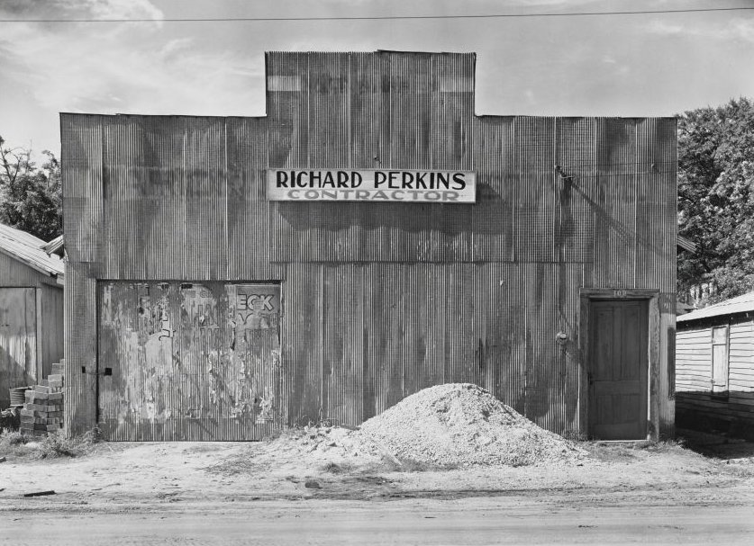 15. Walker Evans – Il fotografo dallo sguardo discreto tra realtà e poesia 58 58.Tin False Front Building Moundville Alabama by Walker Evans