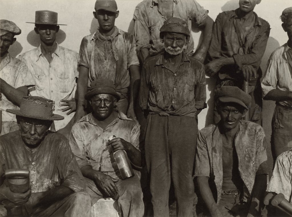 15. Walker Evans – Il fotografo dallo sguardo discreto tra realtà e poesia 7 7.Coal Dockworkers Havana 1933 by Walker Evans