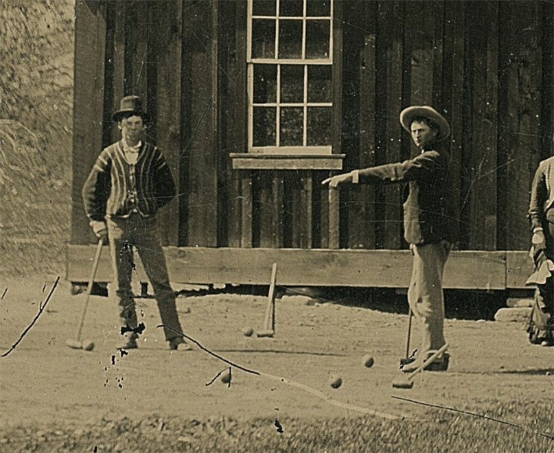 14.Billy the Kid a sinistra gioca a croquet lo scatto inedito del 1878