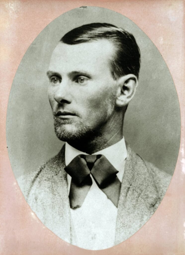 16.Ritratto del criminale Jesse James 1847 1882 poco prima della sua morte. Fotografia 1882