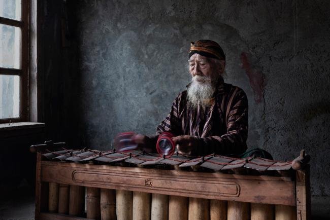 Michele Teodorico Indonesia 16 anni. Mbah Ripto che suona un gamelan