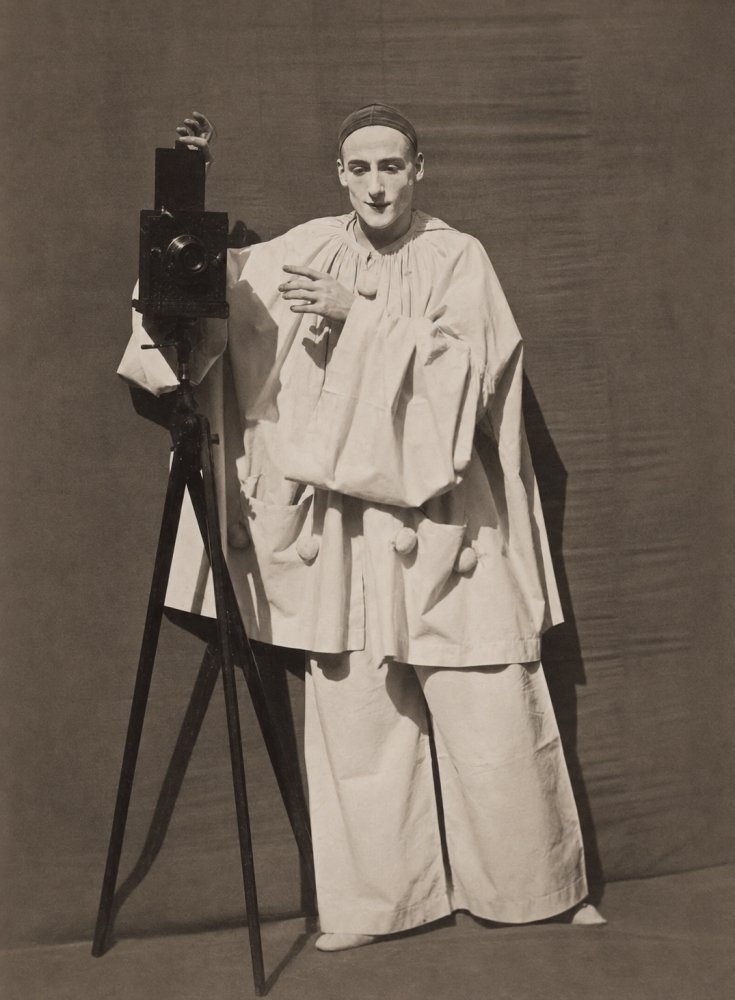 Felix Nadar e il fratello Adrien Tournachon fotografano un Pierrot mentre mima un fotografo, nel 1854-55.