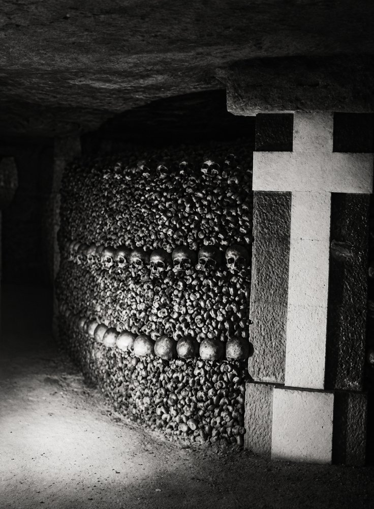 26.Le Catacombe di Parigi immagine scattata da Nadar nel 1861 con luce al magnesio