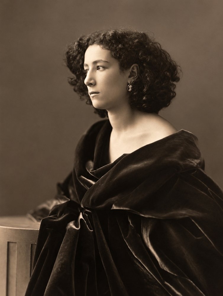56.Sarah Bernhard ritratta di profilo da Nadar nel 1864