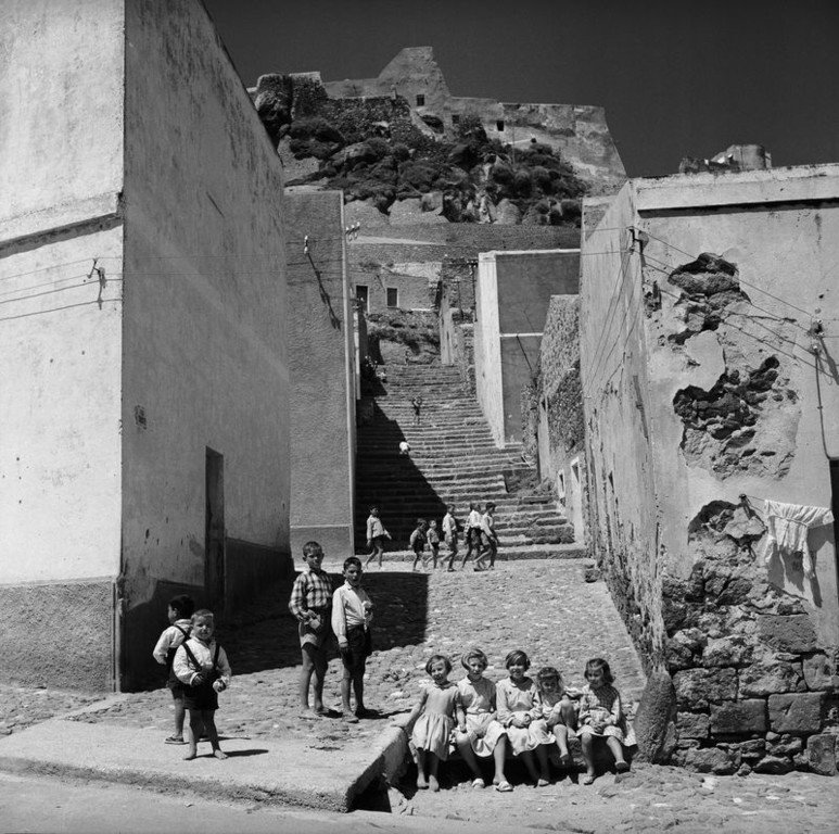 10.Castelsardo in Sardegna immortalata nel giugno del 1956.Sardegna Jean Dieuzaide