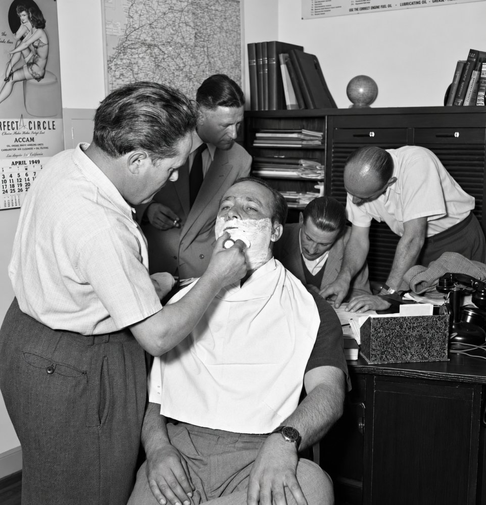 17.Juan Manuel Fangio viene rasato prima dellinizio del Gran Premio di Pau 1949. Jean Dieuzaide