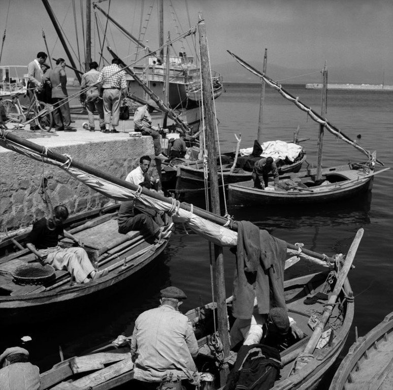 17.Pescatori di coralli Sardegna 1956 porto di Alghero localita rinomata proprio come il centro nevralgico della Riviera del Corallo. Jean Dieuzaide